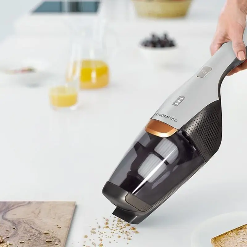Aspirador de Pó Vertical Electrolux Ergorapido ERG26 sem fio limpando piso da sala e da cozinha