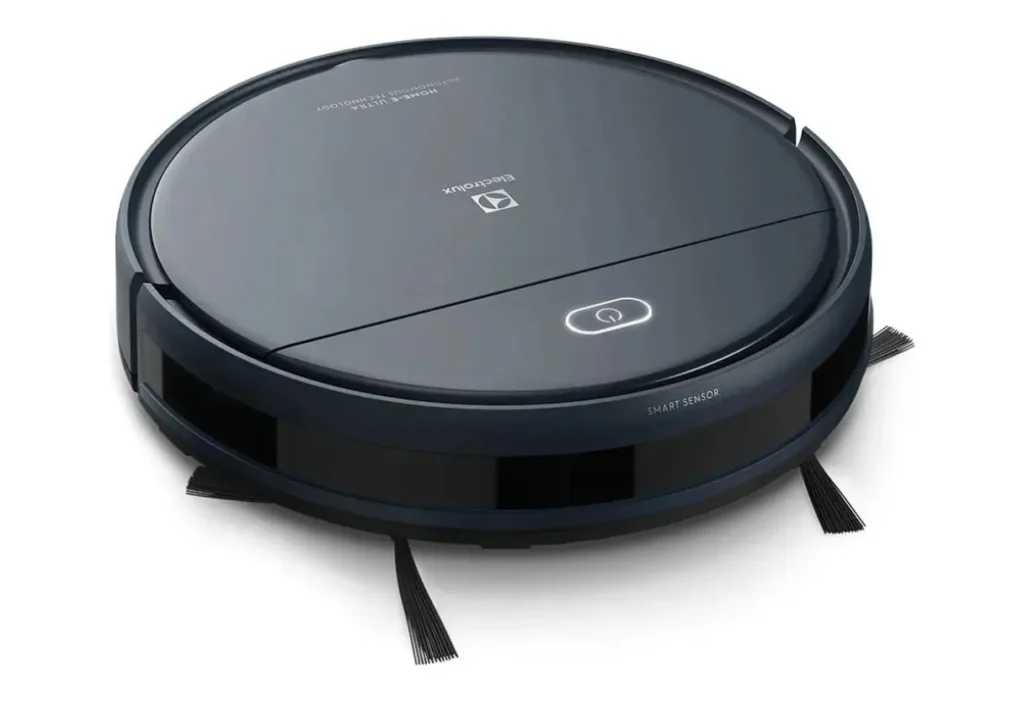 Robô Aspirador de pó robô Electrolux ERB40 realizando limpeza automática em piso residencial