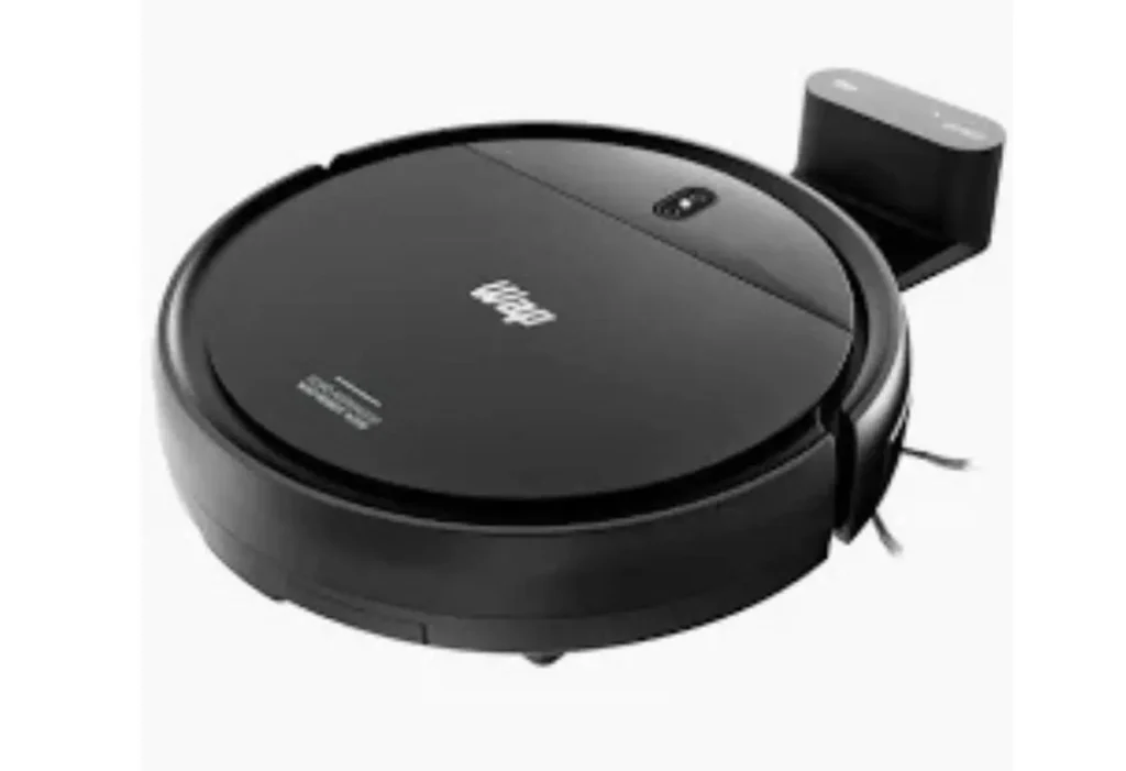 Robô aspirador WAP ROBOT W400 na cor preta, com detalhes em cinza. O aparelho possui formato circular clássico e está posicionado sobre um piso frio de cerâmica branca, demonstrando sua aplicação em superfícies lisas